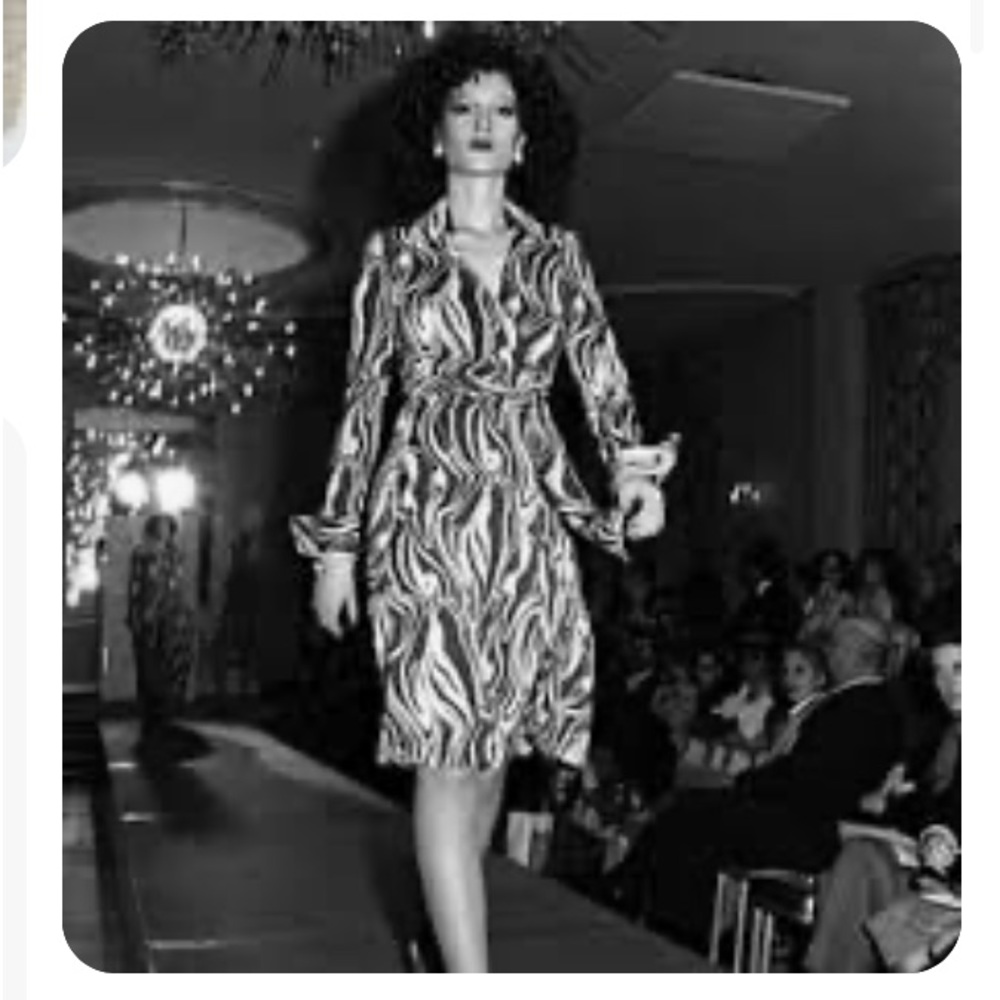 DRESSES - Picture 15 of 16
